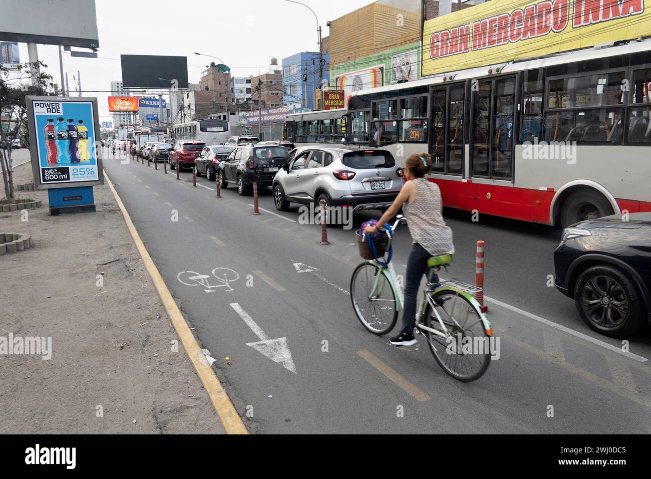 Ein Radweg in der Hauptstadt Lima Peru,09.02.2024 *** A cycle path in the capital Lima Peru ,09 02 2024 Stock Photo