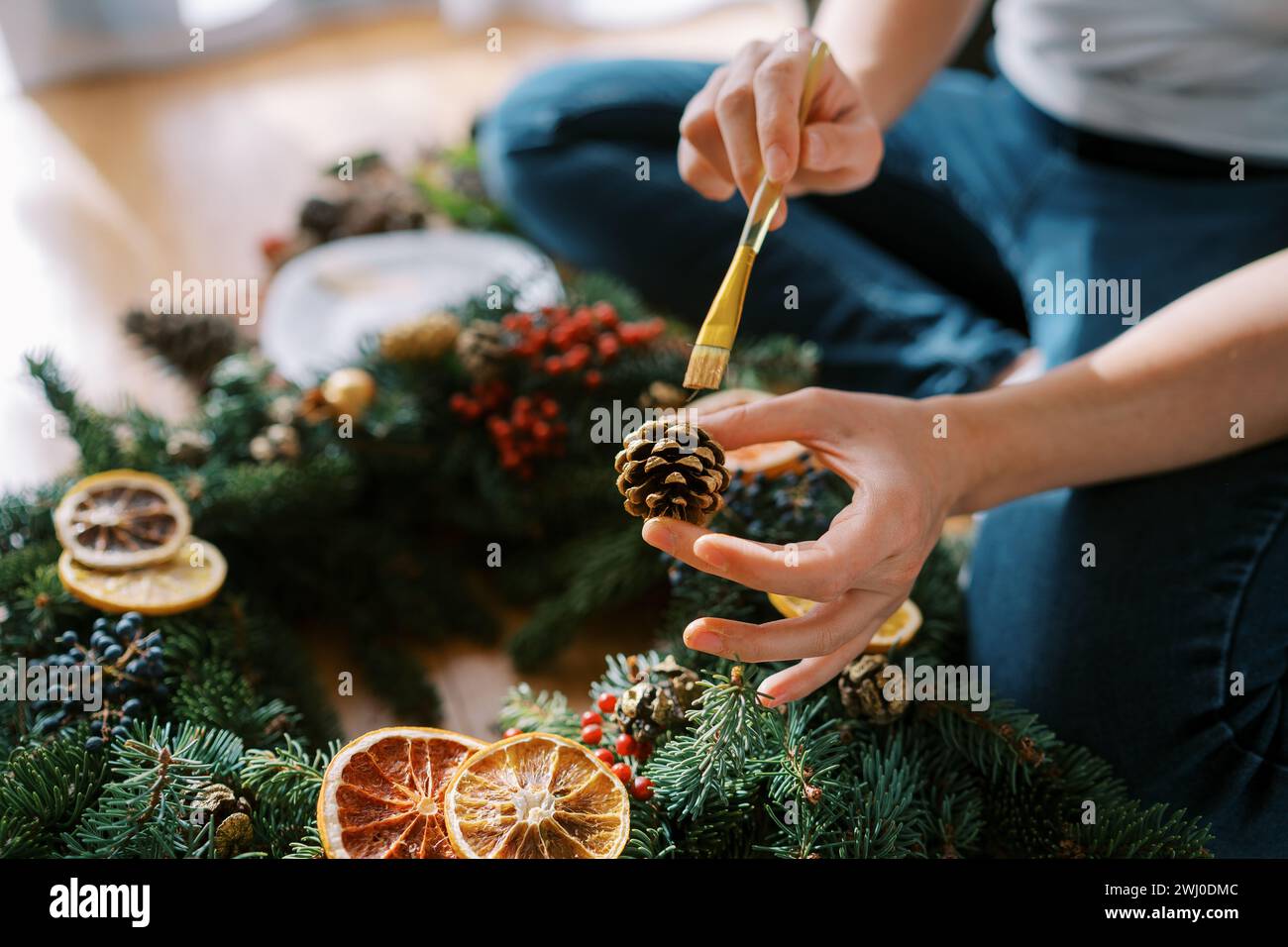 Gold paint circle hi-res stock photography and images - Alamy