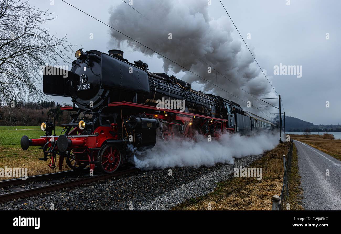 Entlang dem Obersee zwischen Schmerikon und Rapperswil-Jona ist die ...