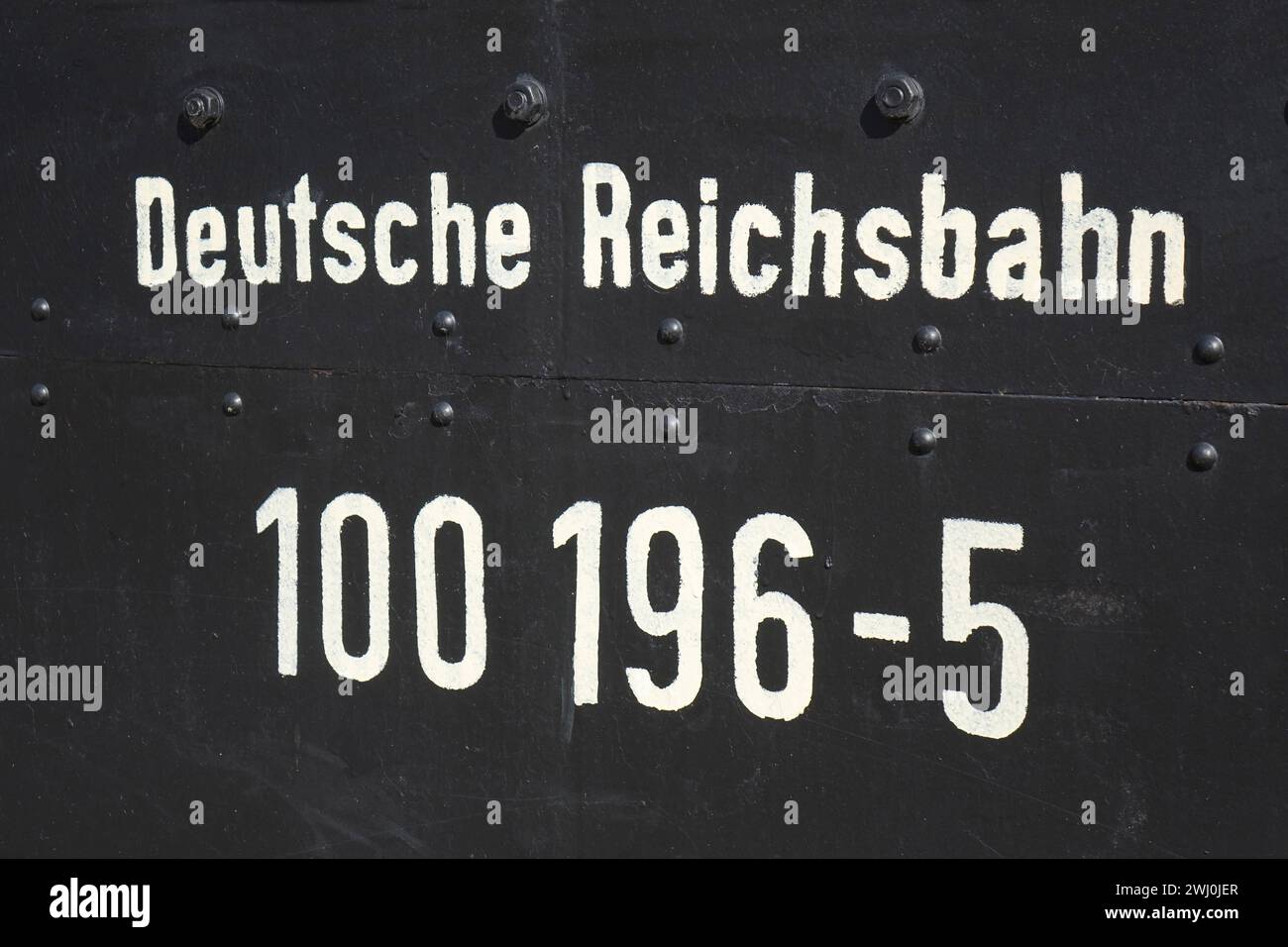Schriftzug Deutsche Reichsbahn und Zugnummer Schriftzug Deutsche Reichsbahn und Zugnummer, 23.08.2022, Magdeburg, Sachsen-Anhalt, Im Magdeburger Wissenschaftshafen befindet sich ein Freiluftmuseum verschiedener Lokomotiven und Waggons der Deutschen Reichsbahn der DDR. *** Lettering German Reichsbahn and train number Lettering German Reichsbahn and train number, 23 08 2022, Magdeburg, Saxony-Anhalt, In Magdeburgs Port of Science there is an open-air museum of various locomotives and wagons of the German Reichsbahn of the GDR Stock Photo