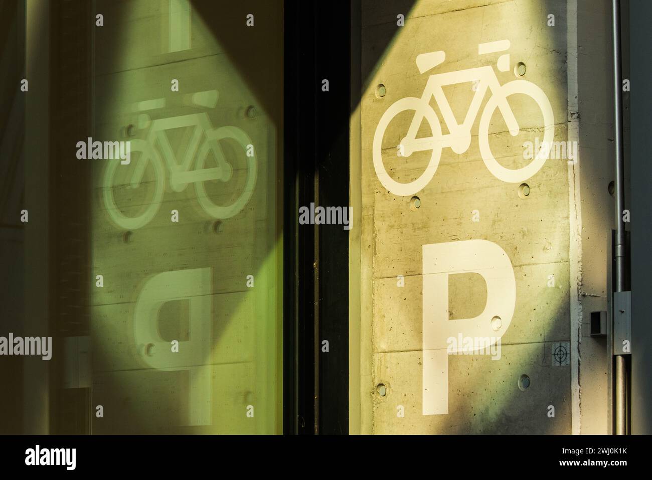 Ein weisses Fahrrad und ein weisses P symobilsieren das es hier Fahrrad Parkplätze gibt. (Kloten, Schweiz, 10.02.2023) Stock Photo