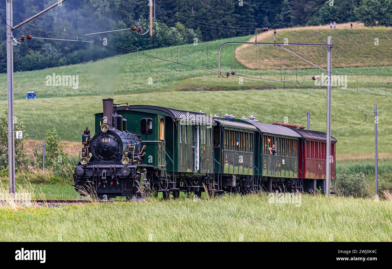 Die Dampflok ED 3/3 401 vom Dampf-Verein Zürcher Oberland fährt von Bauma in Richtung Bäretswil. Die historische Lokomotive wurde 1901 von der Schweiz Stock Photo