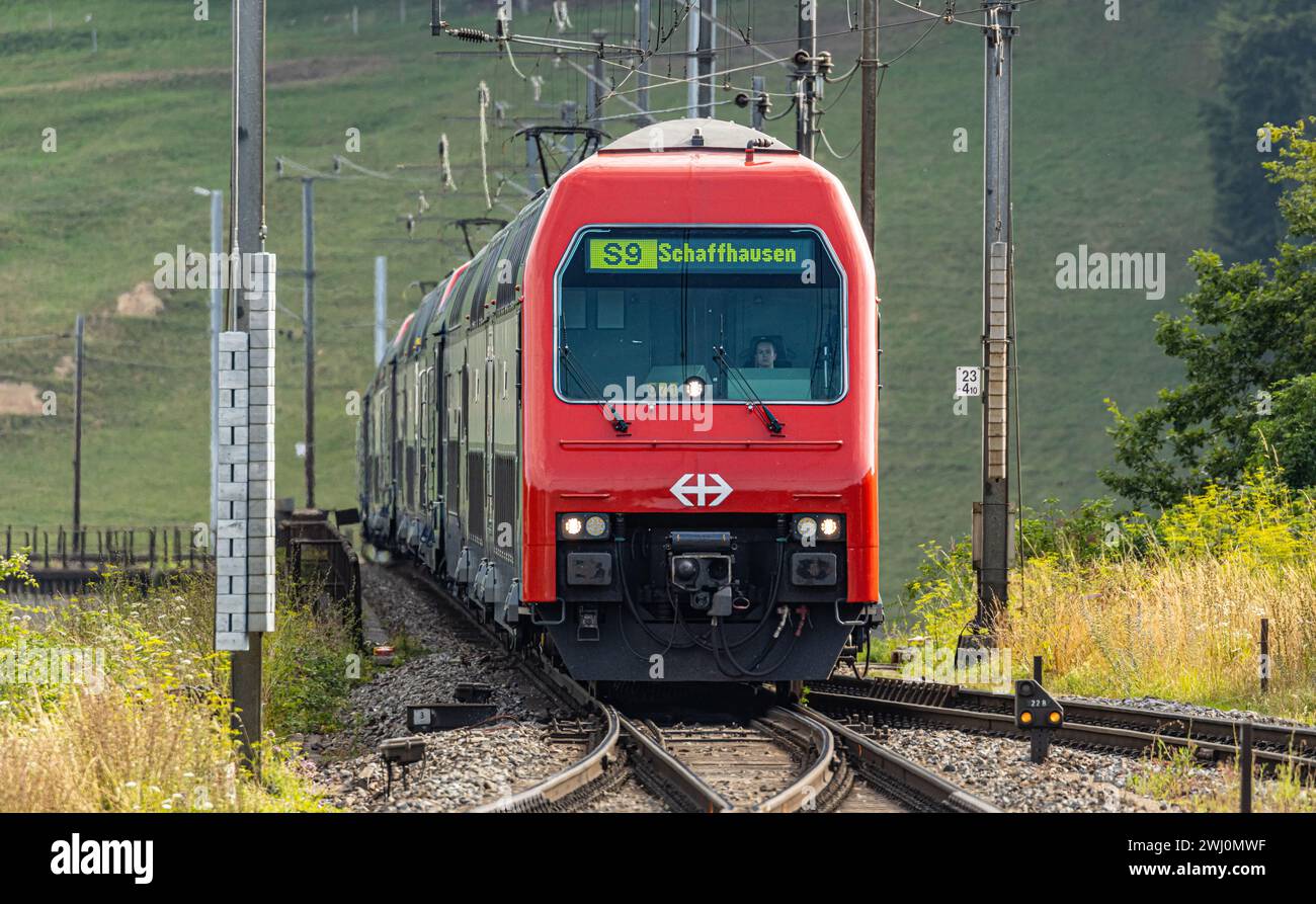 Eine Zürcher S-Bahn der Linie S9 (SBB Re450) fährt über das Eglisauer Bahnviadukt hinein in den Bahnhof Hüntwangen-Wil im Kanton Zürich. (Hüntwangen, Stock Photo