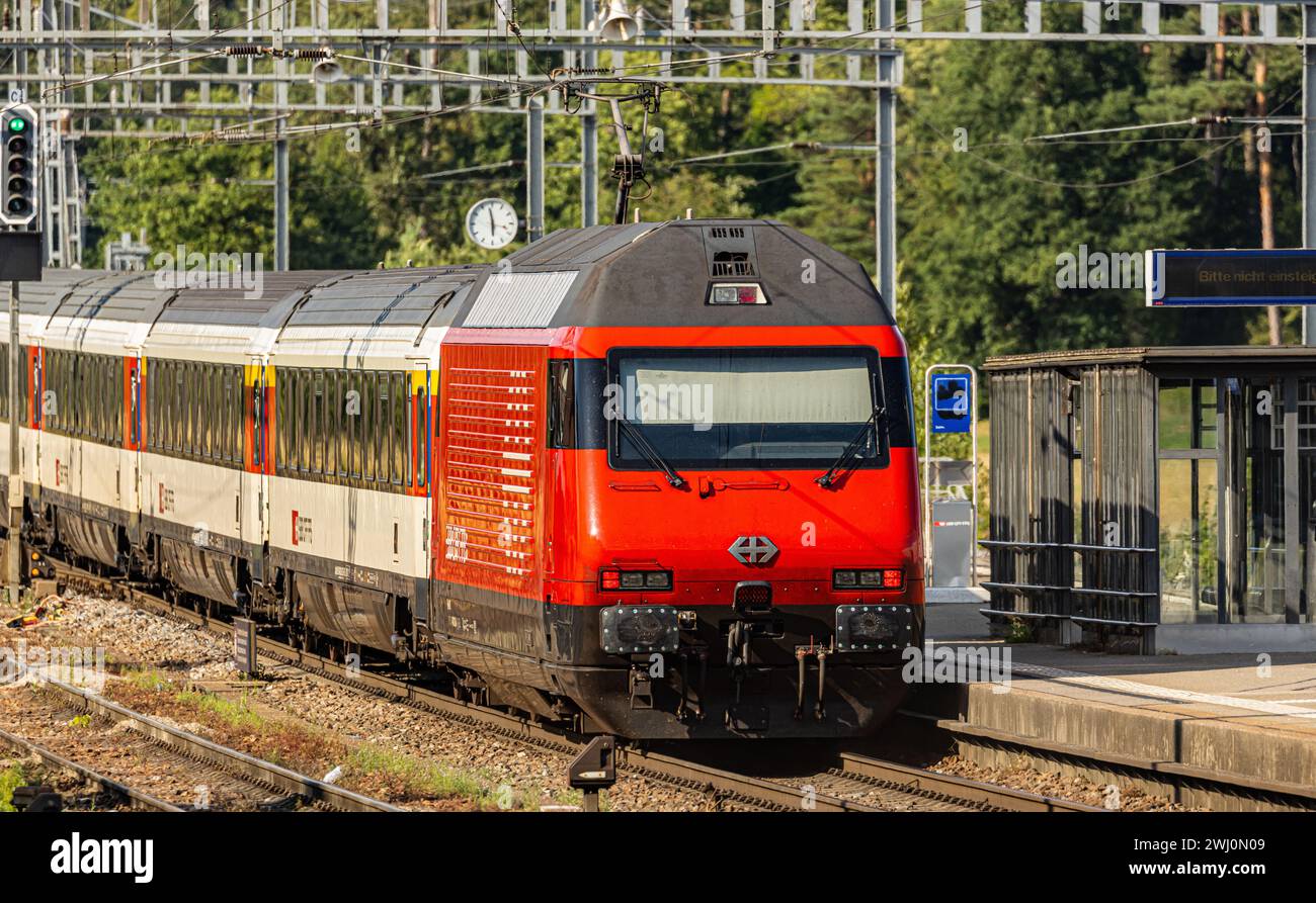 Der Interregio nach Schaffhausen hat am Ende eine Lok 2000 der SBB. (Hüntwangen, Schweiz, 17.07.2023) Stock Photo