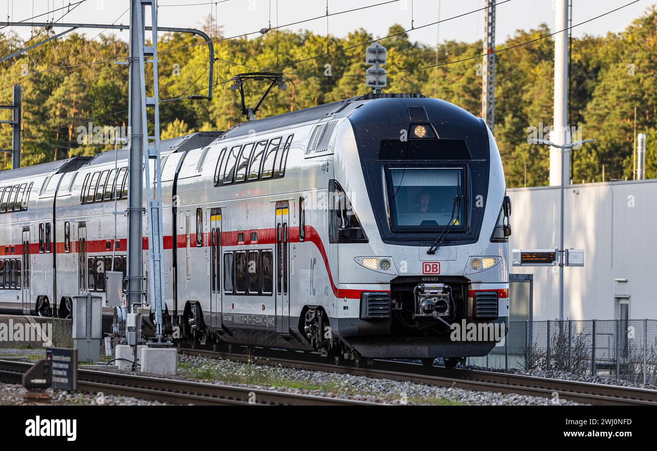 Ein Intercity 2 der Deutsche Bahn nach der Durchfahrt durch den Zürcher