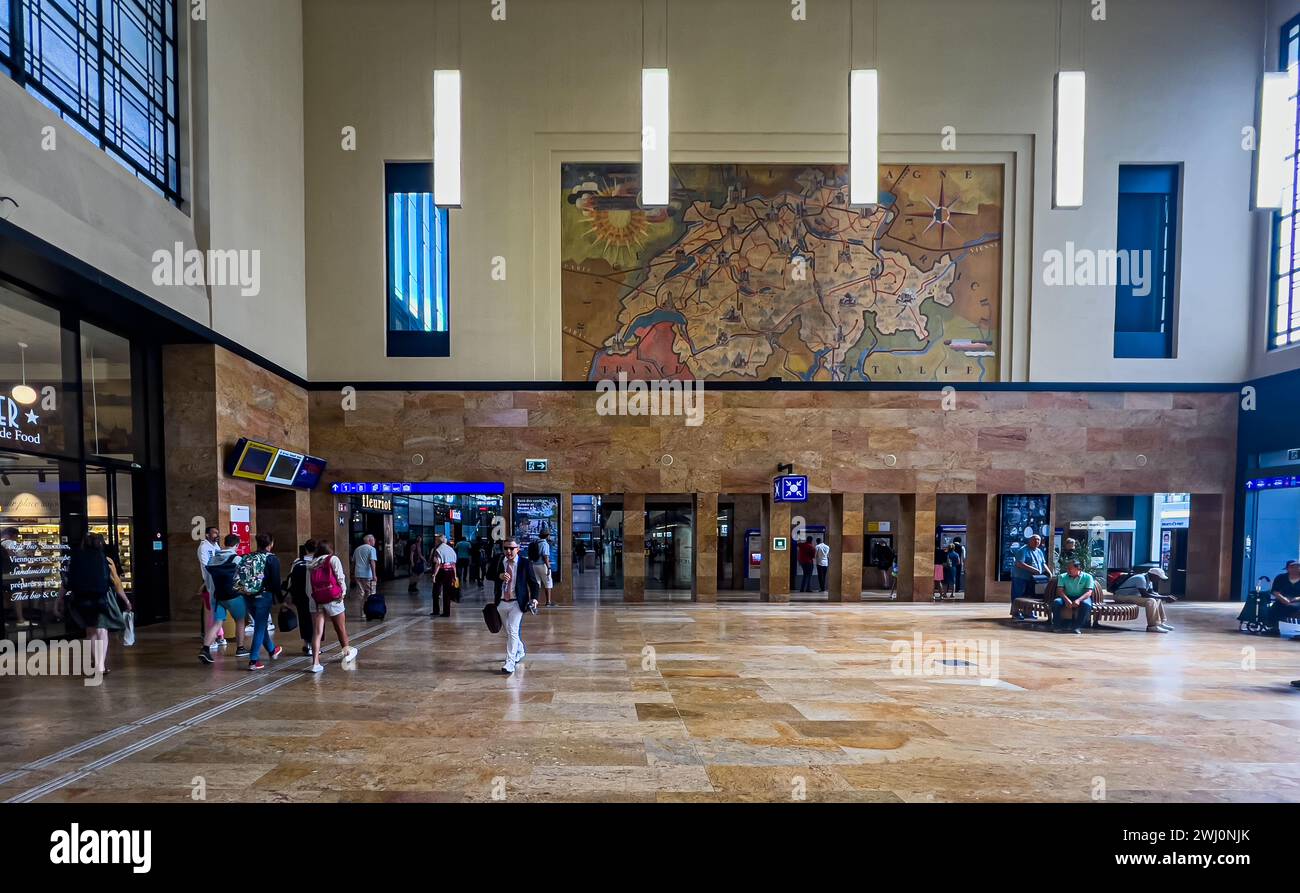 Blick in die aus Marmor gebaute Bahnhofshalle des Bahnhof in Genf in der Westschweiz. (Genf, Schweiz, 03.08.2023) Stock Photo