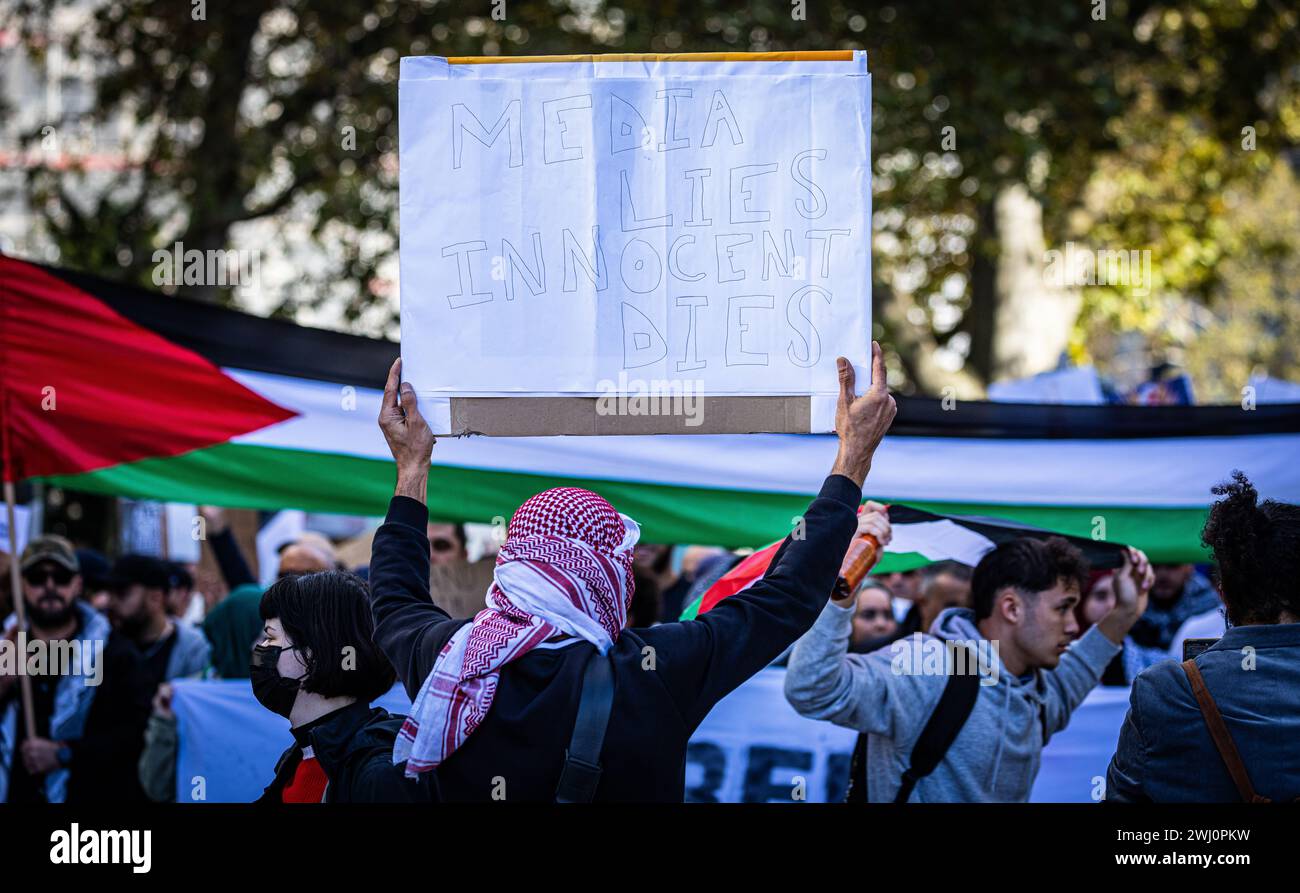 Mehrere tausend Personen nahmen in Zürich an einer Pro-Palästina Demonstration teil. Es wurden antisemitische Parolen und Gewaltaufrufe geäussert. Der Stock Photo