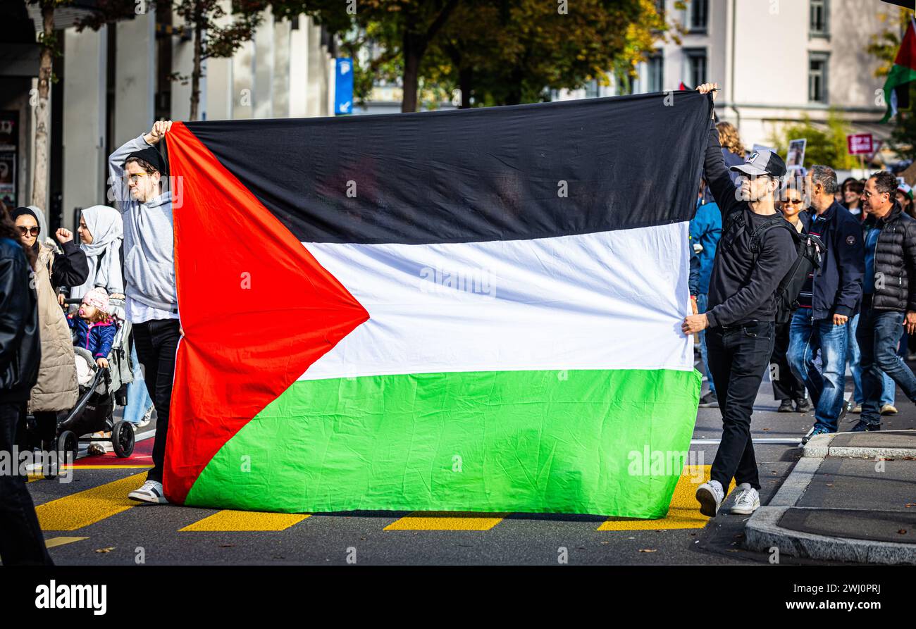 Mehrere tausend Personen nahmen in Zürich an einer Pro-Palästina Demonstration teil. Es wurden antisemitische Parolen und Gewaltaufrufe geäussert. Der Stock Photo