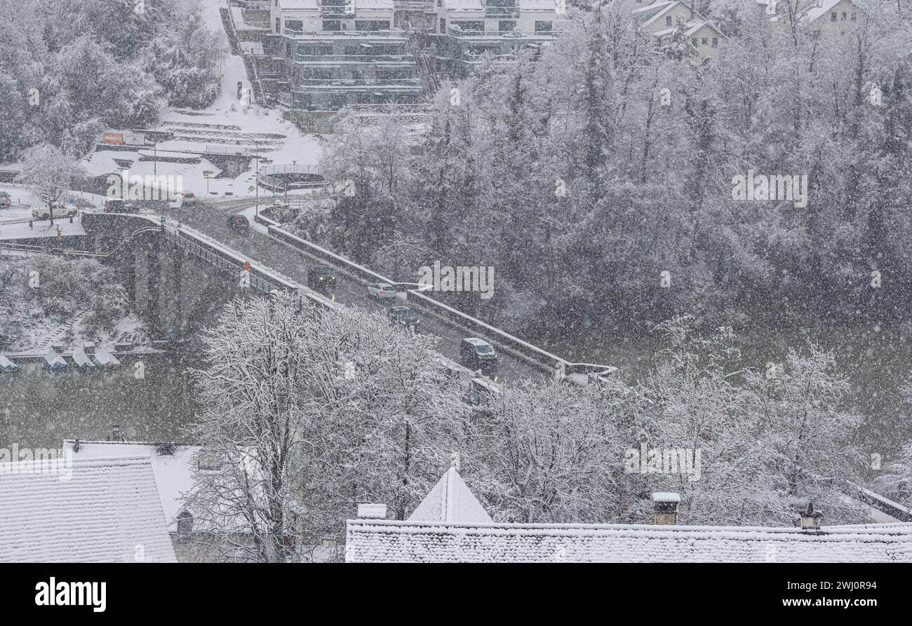 Blick auf die verschneite Eglisauer Rheinbrücke während es schneit. (Eglisau, Schweiz, 02.12.2023) Stock Photo