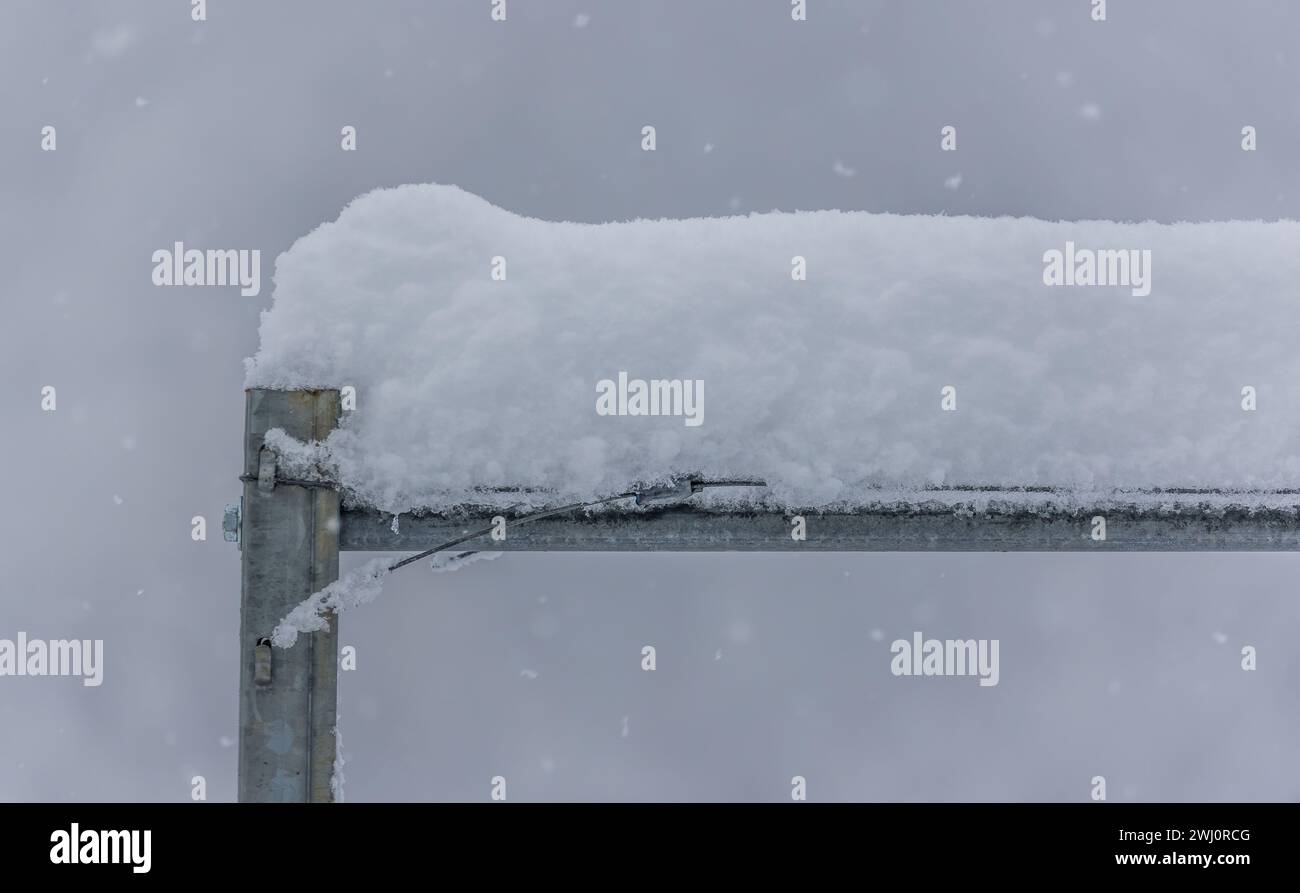 Die Schneedecke beträgt im Flachland einige Zentimeter, doch es schneit weiter. (Eglisau, Schweiz, 02.12.2023) Stock Photo