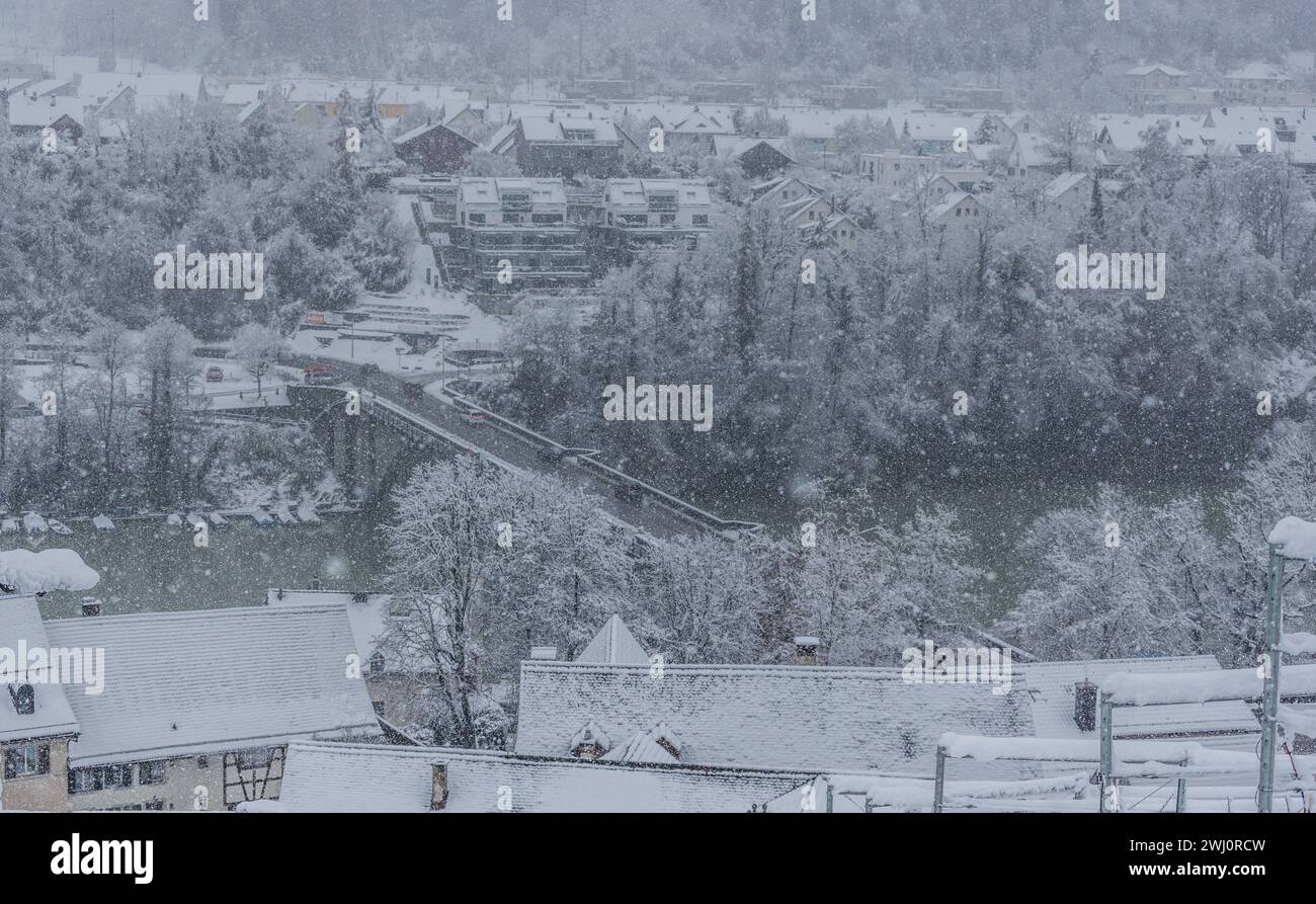 Blick auf die verschneite Eglisauer Rheinbrücke während es schneit. (Eglisau, Schweiz, 02.12.2023) Stock Photo