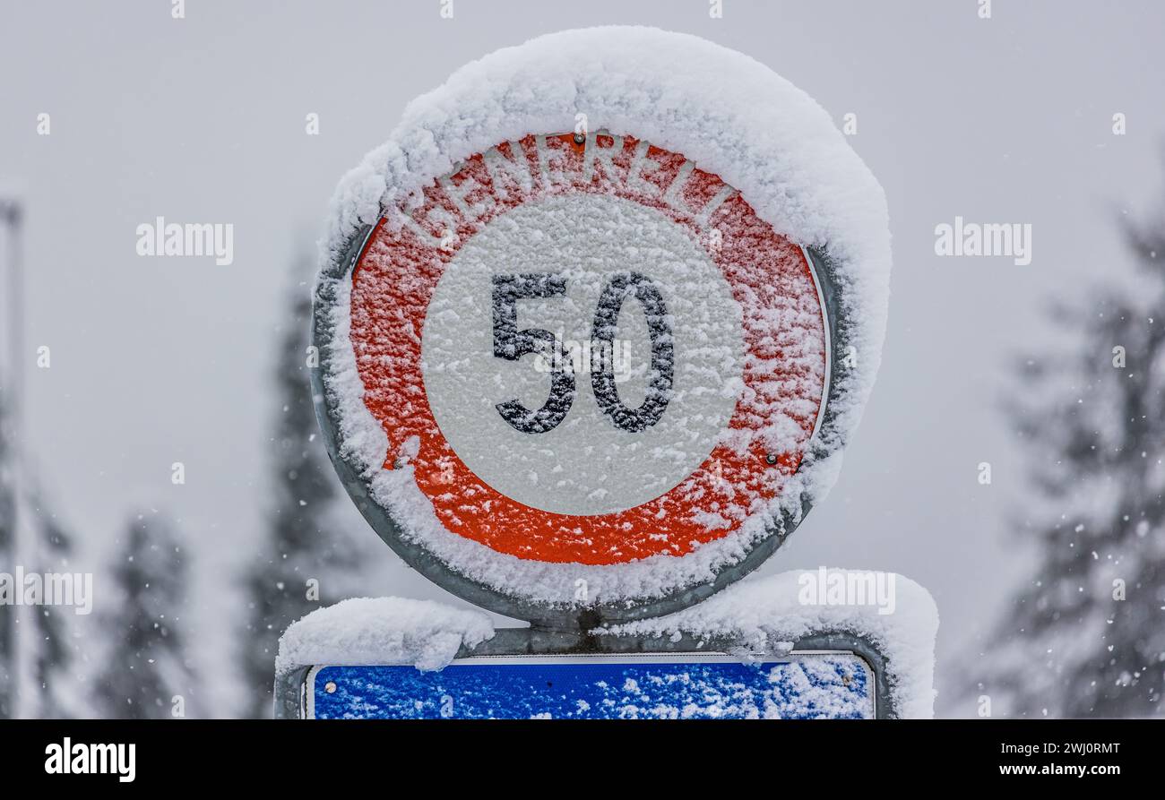Ein schneebedecktes Strassenverkehrsschild, welches besagt, dass Innerorts maximal 50 Kilometer pro Stunde gefahren werden dürfen. (Glattfelden, Schwe Stock Photo