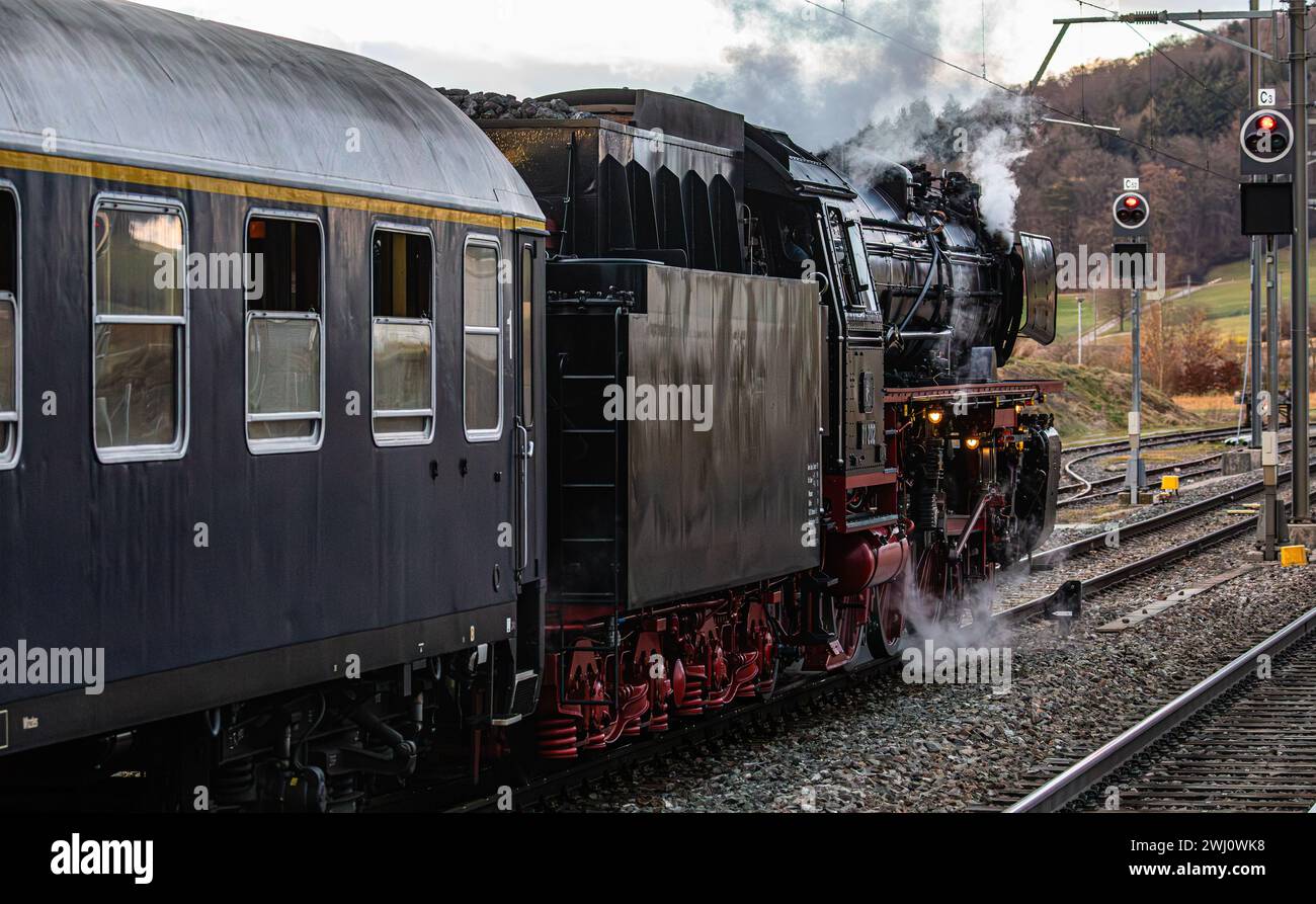 Unter Dampf wartet die Dampflokomotive der Baureihe 01 (BR 01, 01 202 ...