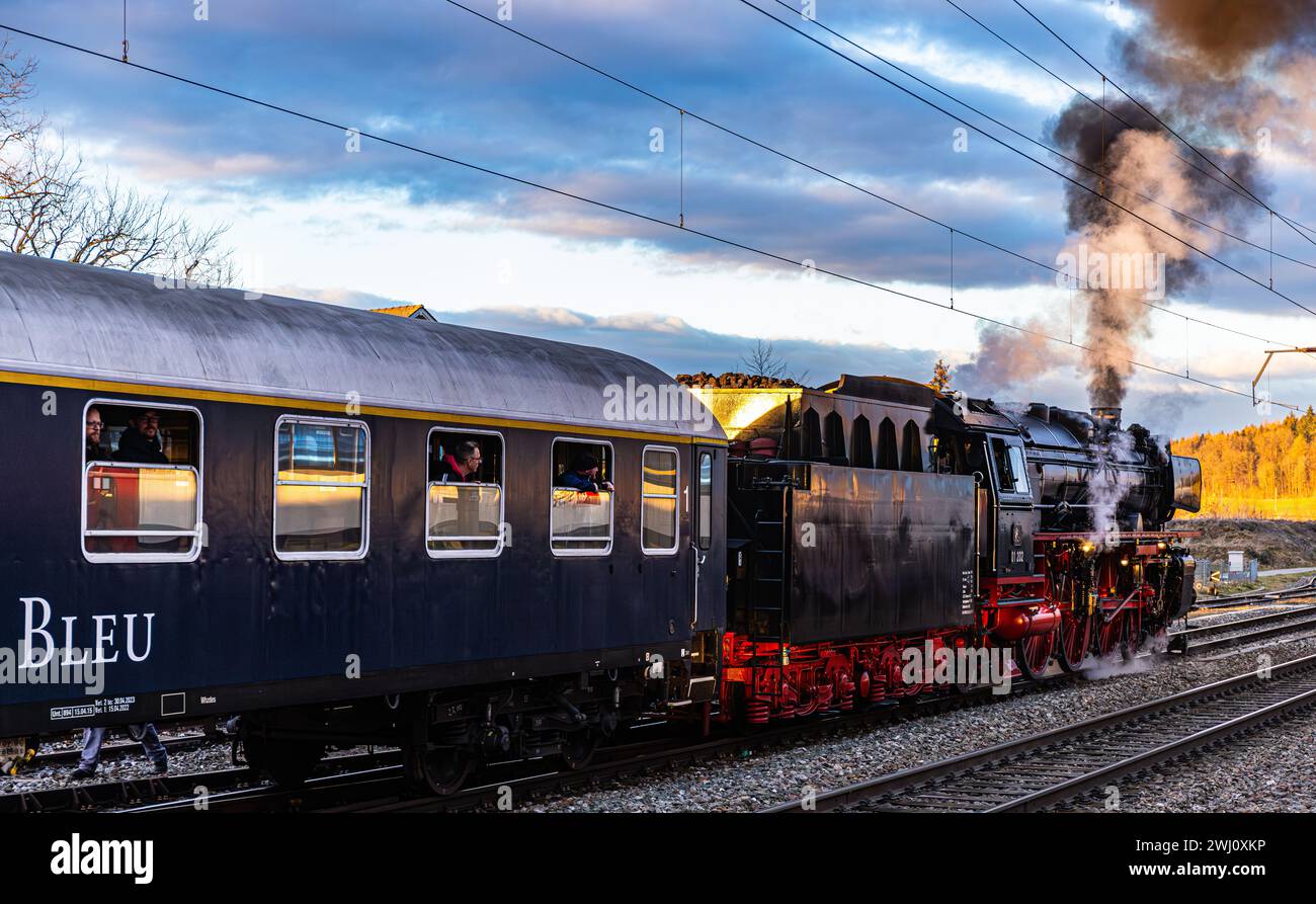 Unter Dampf wartet die Dampflokomotive der Baureihe 01 (BR 01, 01 202 ...