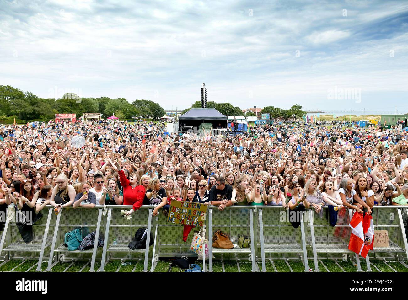 Ecstatic Crowd, South Tyneside Music Festival 10 July 2023, Bents Park, South Shields, Northeast England, UK Stock Photo