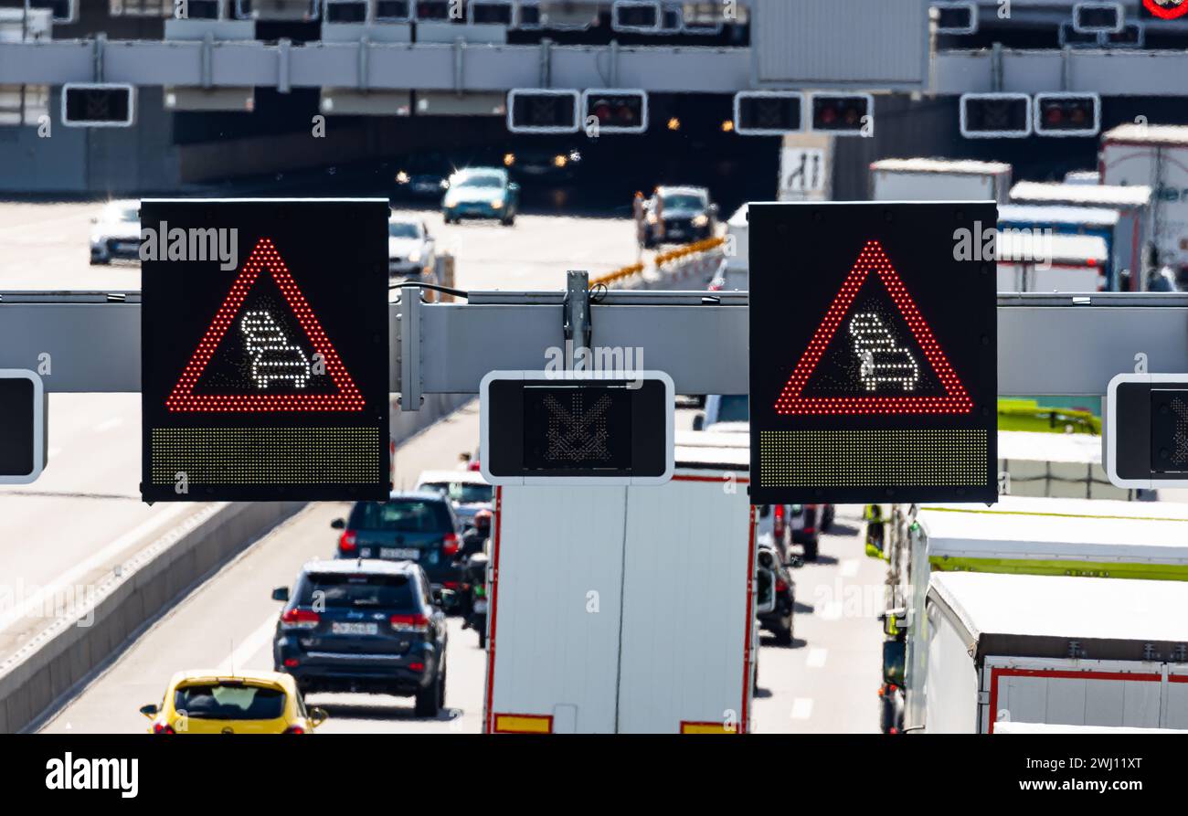 Auf der Autobahn A1 in Fahrrichtung Bern signalisieren Warnschilder das ein Stau ist. Die