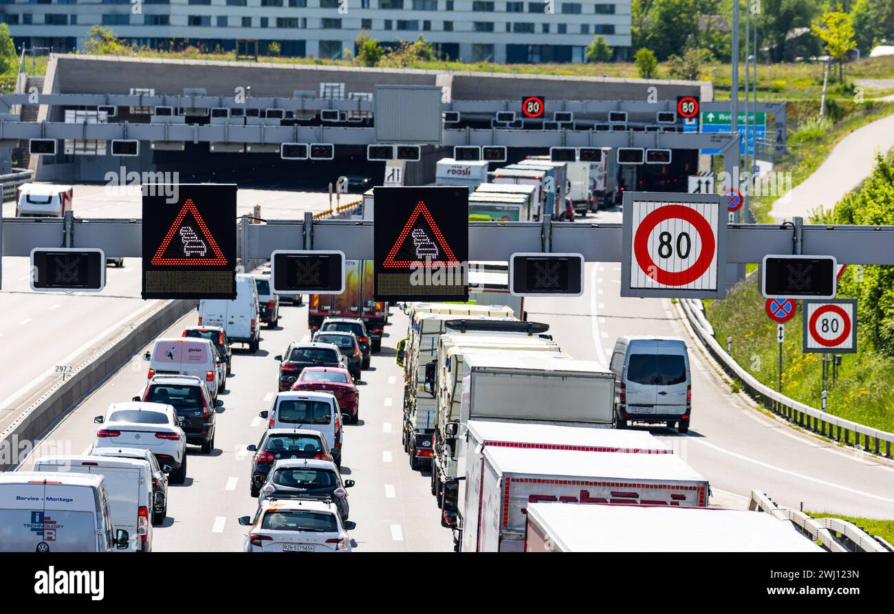 Auf der Autobahn A1 in Fahrrichtung Bern signalisieren Warnschilder das ein Stau ist. Die