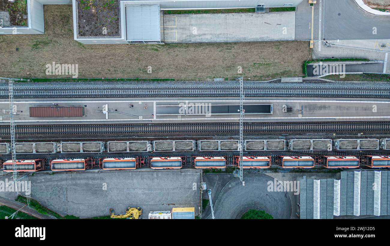 Blick auf aus der Vogelperspektive auf den Bahnhof Hüntwangen. Aktuell steht kein Zug im Bahn. Ausser Güterwagen für den Transport von Kies. (Hüntwang Stock Photo