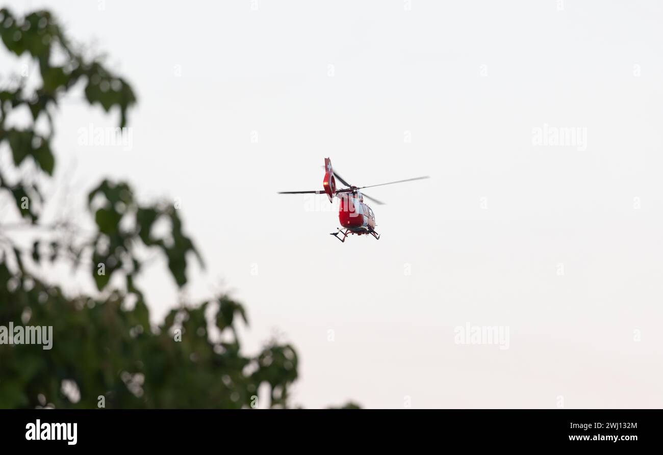 Ein Rettungshelikopter bringt einen der ingesamt 12 Verletzten Eritreer ins Spital. Zwei Rettungshelikopter standen bei der Massenschlägerein zwischen Stock Photo