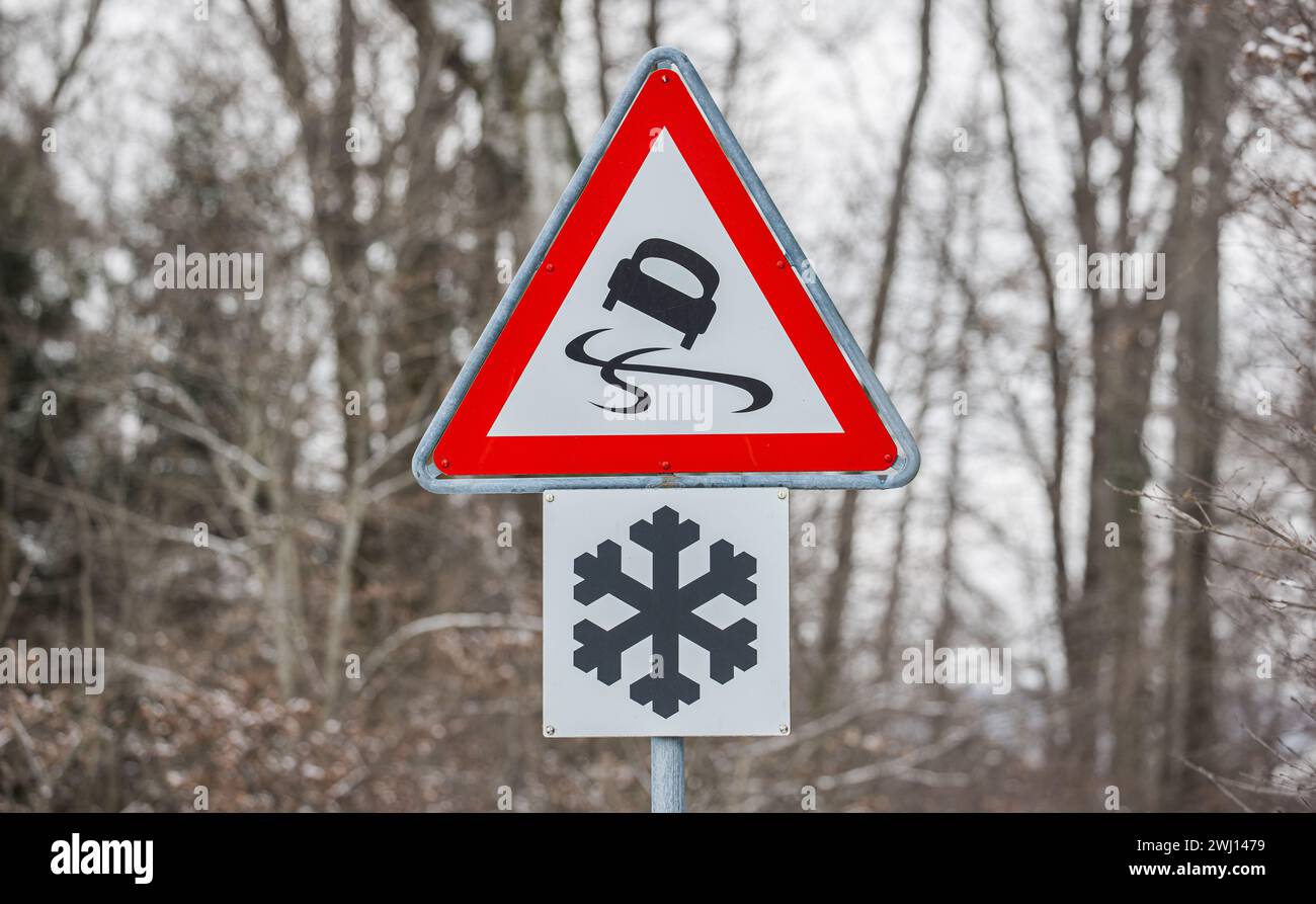 Ein Schild warnt Verkehrsteilnehmer vor Schleudergefahr bei winterlichen Strassenverhältnissen. (Siglistorf, Schweiz, 22.01.2023) Stock Photo