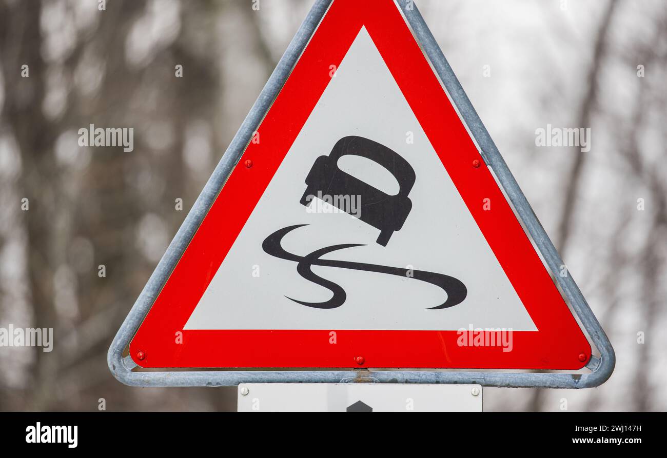 Ein Schild warnt Verkehrsteilnehmer vor Schleudergefahr bei winterlichen Strassenverhältnissen. (Siglistorf, Schweiz, 22.01.2023) Stock Photo