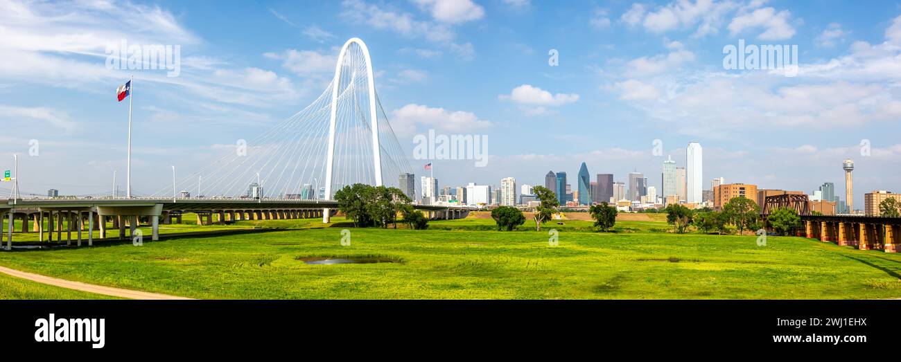 Dallas Skyline am Trinity River und Margaret Hunt Hill Bridge Panorama in Texas, USA Stock Photo