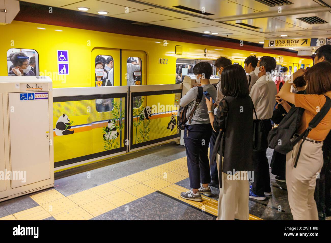 Rush hour on the Tokyo Metro at Ueno station in Tokyo, Japan Stock Photo