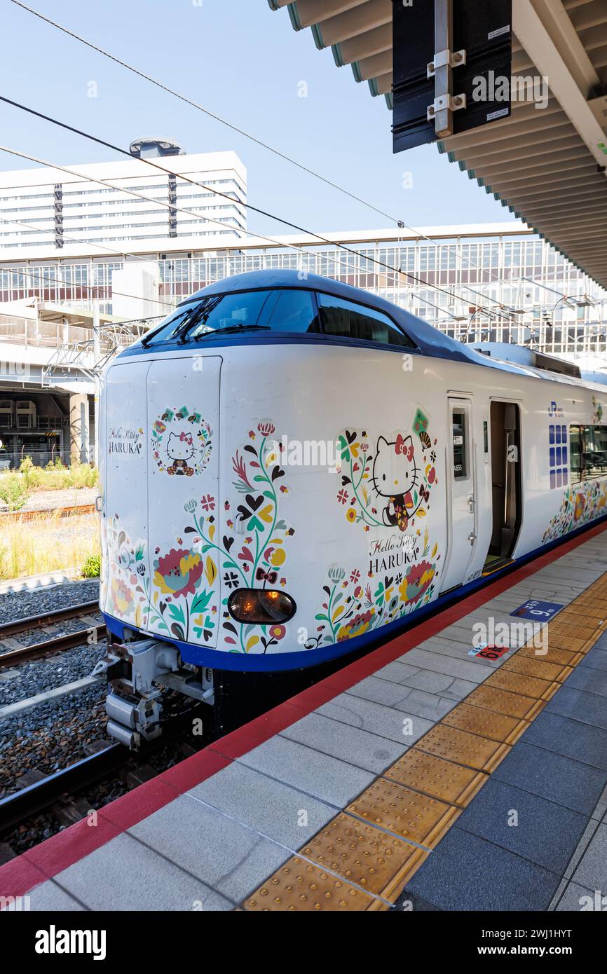 Hello Kitty Haruka Zug der Japan Rail JR als Kansai Airport Express in Osaka, Japan Stock Photo