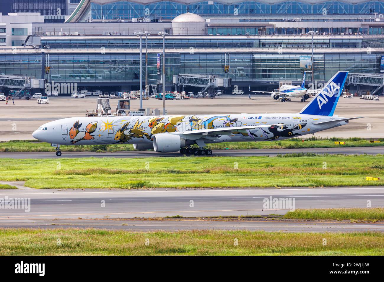 Ana boeing 777 airport tokyo hi-res stock photography and images 