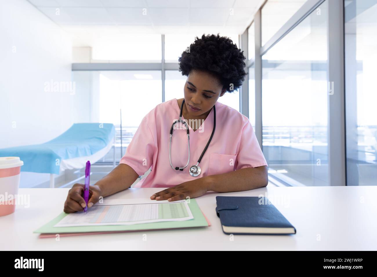 African american doctor writing hi-res stock photography and images - Alamy