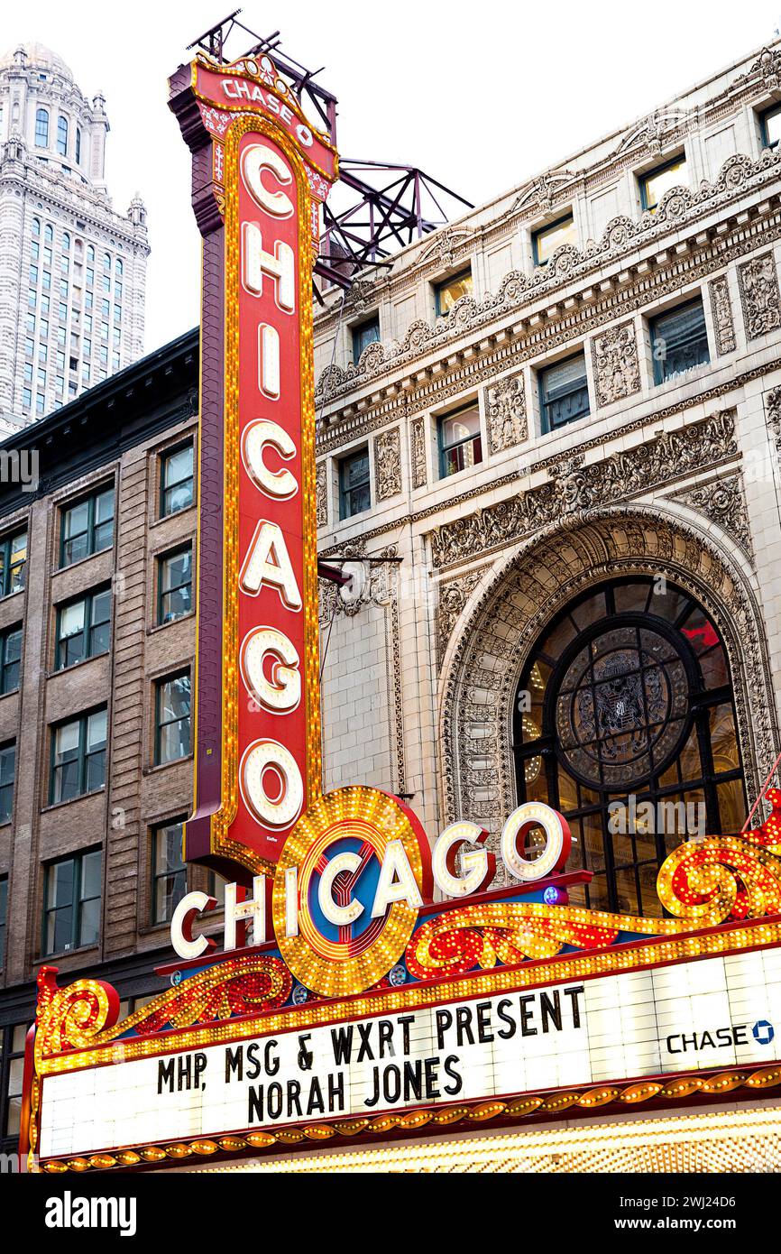 CHICAGO - The iconic sign of the Chicago Theatre Stock Photo - Alamy