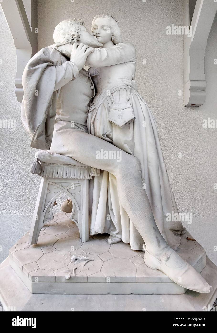 Skulptur Faust und Gretchen von Antonio Tantardinis im Garten zwischen