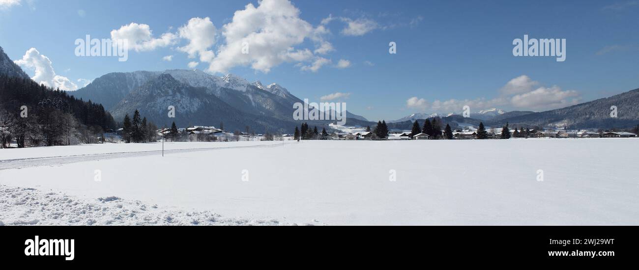 Inzell-Winterpanorama, Blick von Würau auf Hausmann (links) und den Ort, im Hintergrund links: Kienbergl, Kienberg und Rauschberg Stock Photo