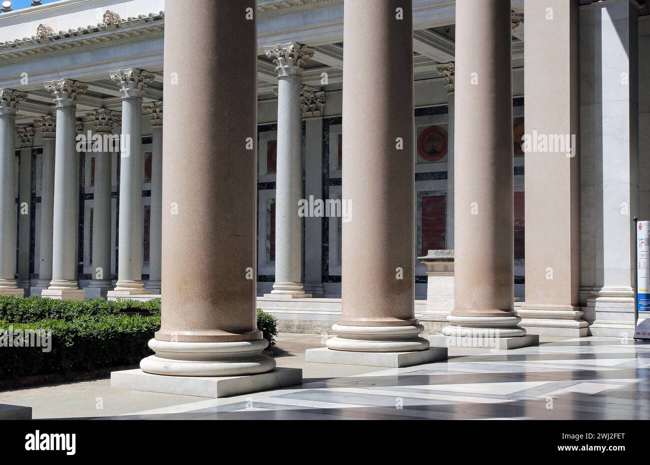 Portraetsmedaillons hi-res stock photography and images - Alamy