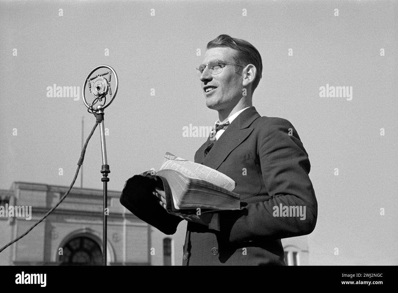 Itinerant preacher broadcasting to his audience by means of public address system on street, Marshall, Texas, USA, Russell Lee, U.S. Farm Security Administration, April 1939 Stock Photo