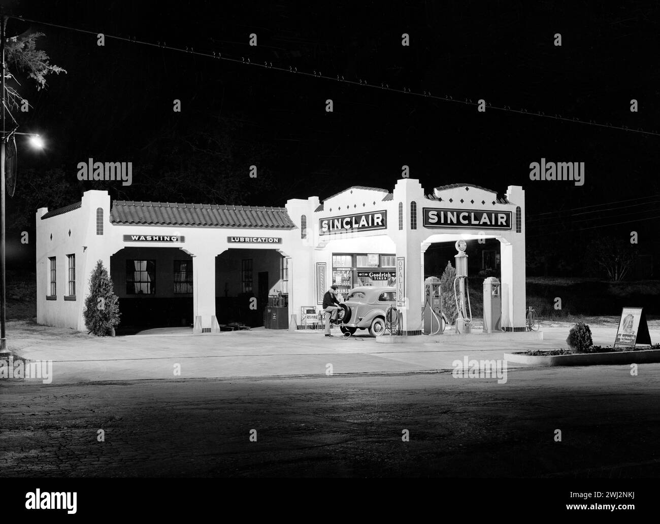 Oil and gasoline service station at night, San Augustine, Texas, USA, Russell Lee, U.S. Farm Security Administration, April 1939 Stock Photo
