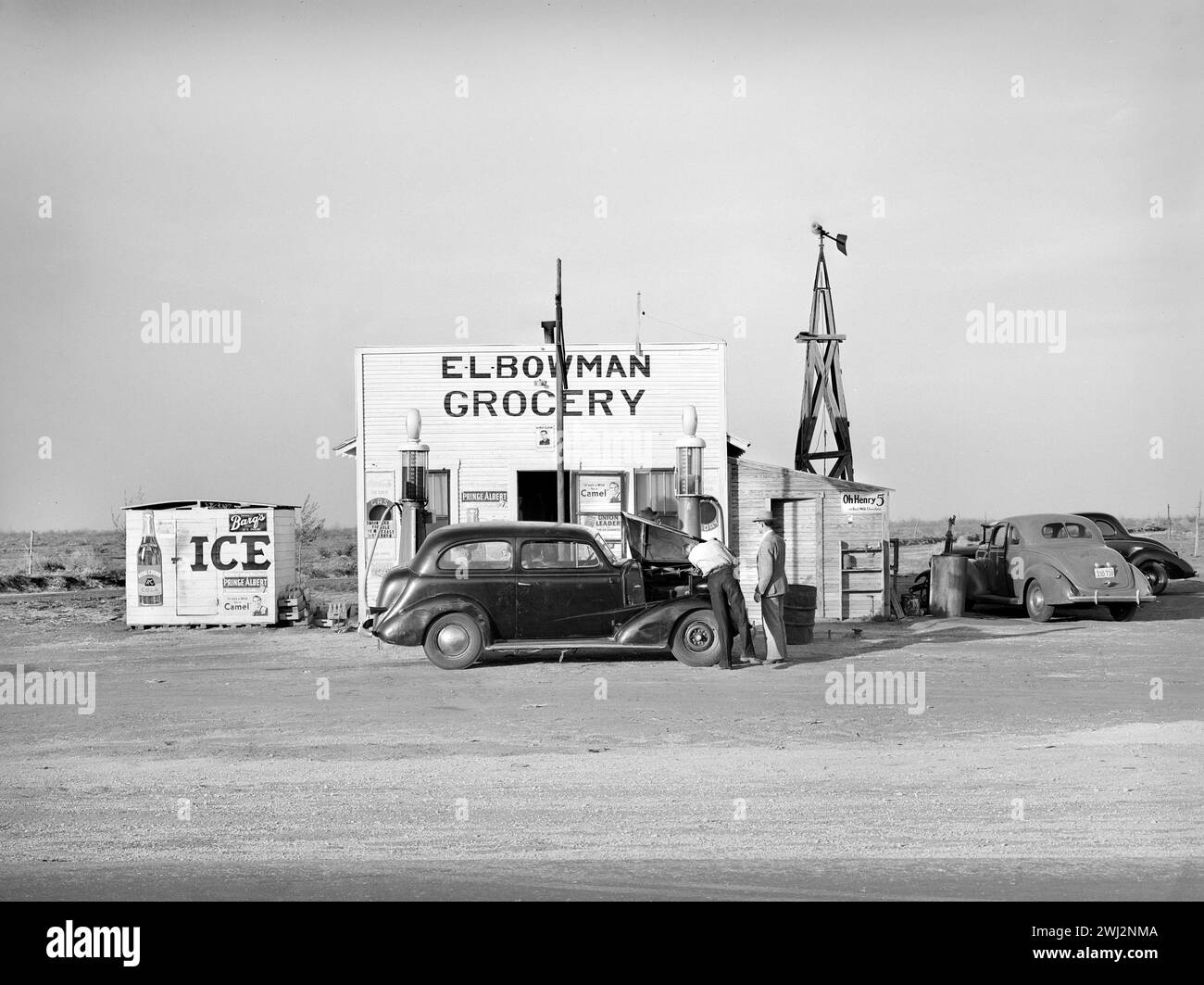 Grocery store and filling station in the high plains. Dawson County, Texas, USA, Russell Lee, U.S. Farm Security Administration, March 1940 Stock Photo