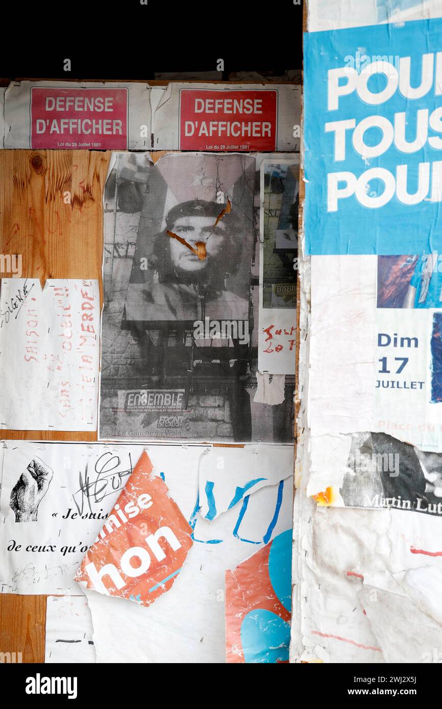 Aigues-Mortes, Frankreich,  03.01.2024 Plakate an einer Hauswand trotz des Verbotshinweis Plakatieren verboten Foto: Norbert Schmidt, Düsseldorf Stock Photo