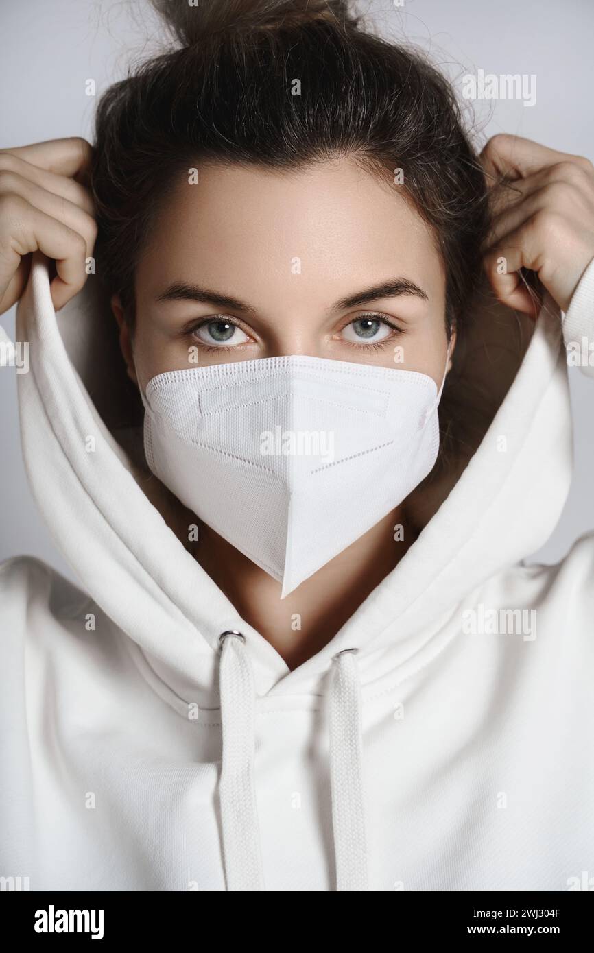 Ffp2 respirator mask hi-res stock photography and images - Alamy
