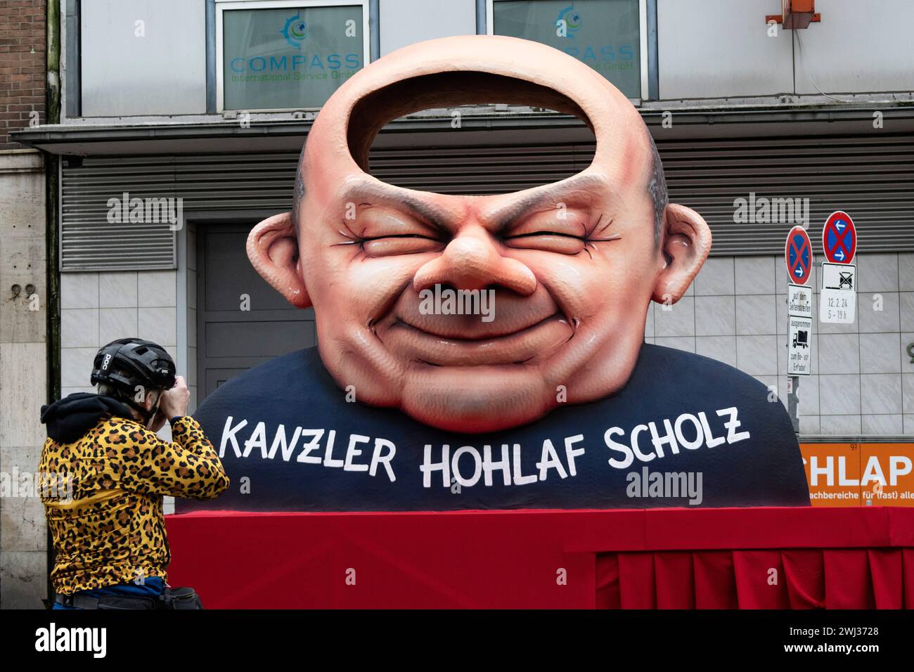 Rose Monday carnival parade in Düsseldorf. Float designed by Jacques Tilly showing Federal Chancellor Olaf Scholz with a hollow brain. Stock Photo