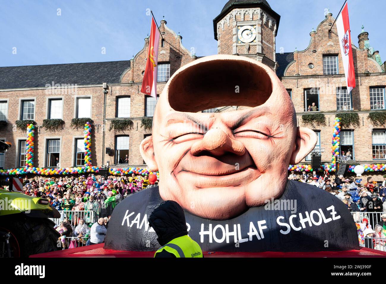 Rose Monday carnival parade in Düsseldorf. Float designed by Jacques Tilly showing Federal Chancellor Olaf Scholz with a hollow brain. Stock Photo