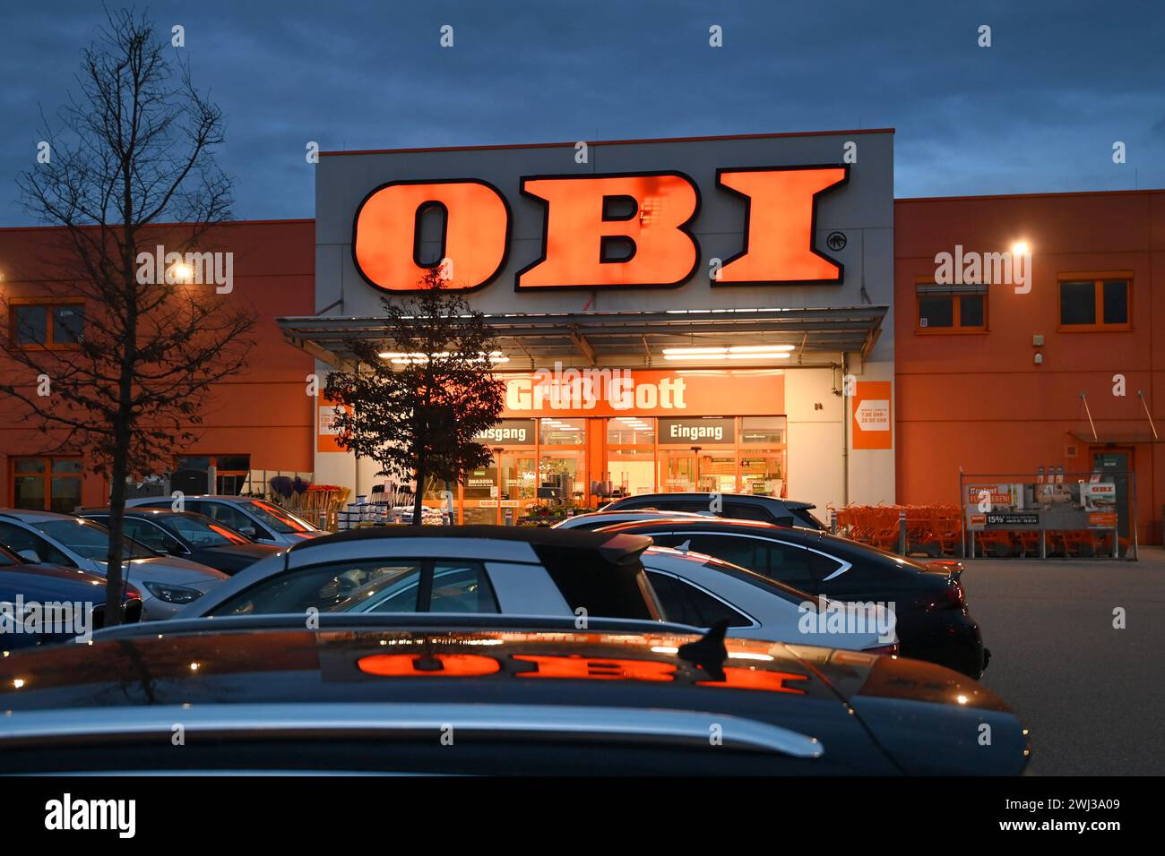 Baumarktkette OBI,Baumarkt, Aussenansicht einer Filiale in Muenchen mit
