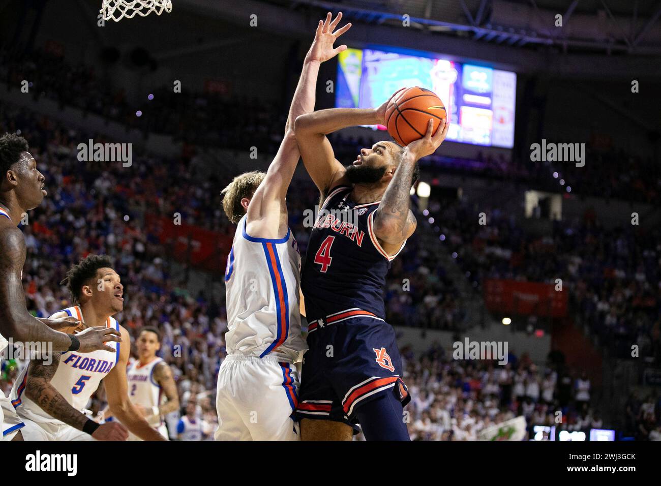 Auburn forward Johni Broome (4) shoots past Florida forward Thomas