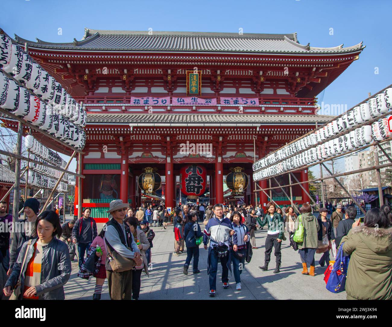 The Hozomon is a huge gate leading to the inner complex of the Senso-ji temple in Asakusa, Tokyo, Japan. Stock Photo