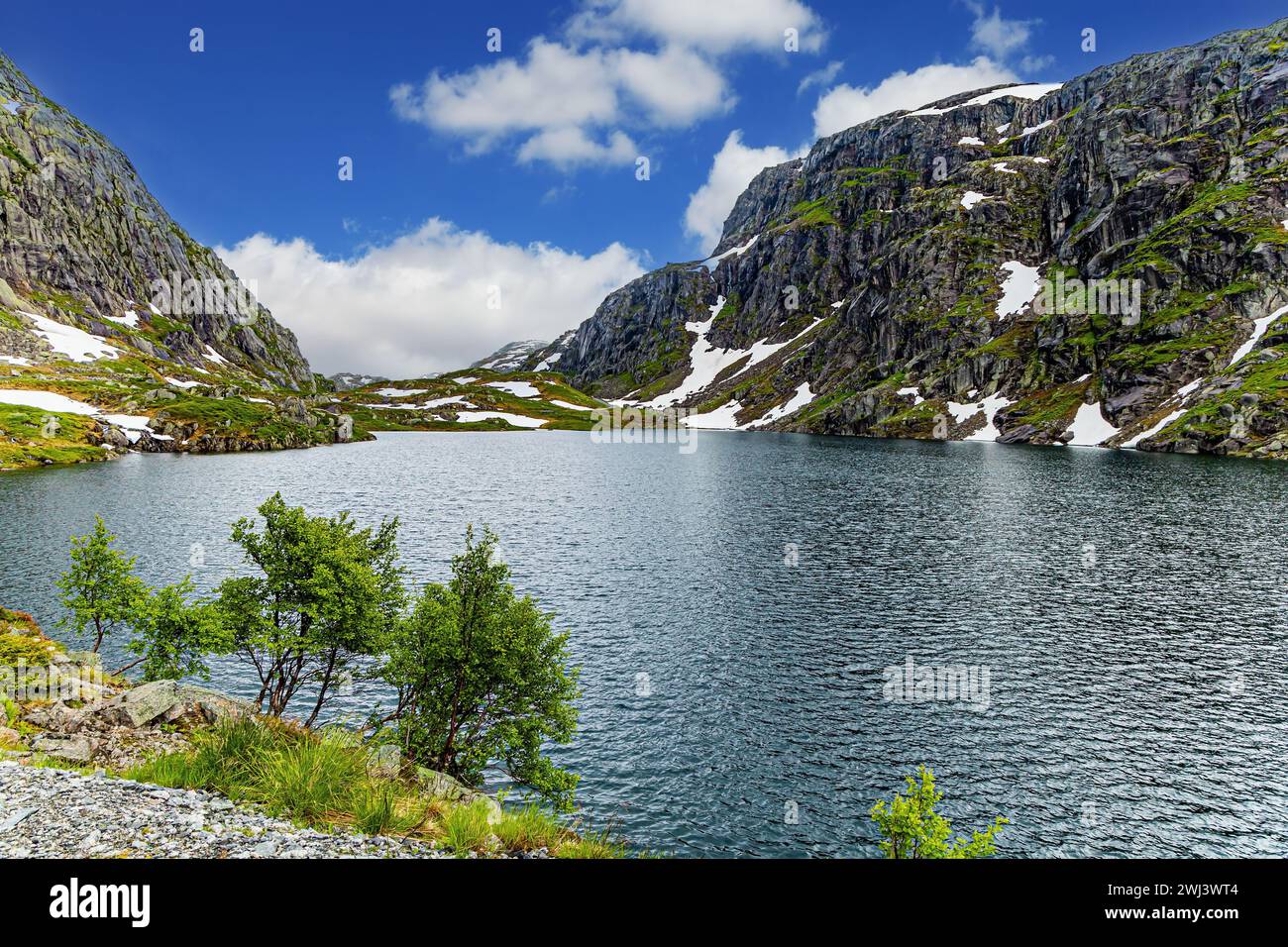 Beautiful large lake mountain hi-res stock photography and images - Alamy