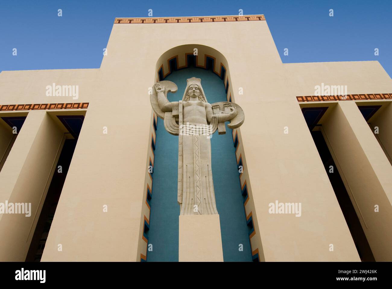 Spain monument in front of Centennial Building (built 1905) in Fair Park which contains largest collection of Art Deco buildings in the USA Stock Photo