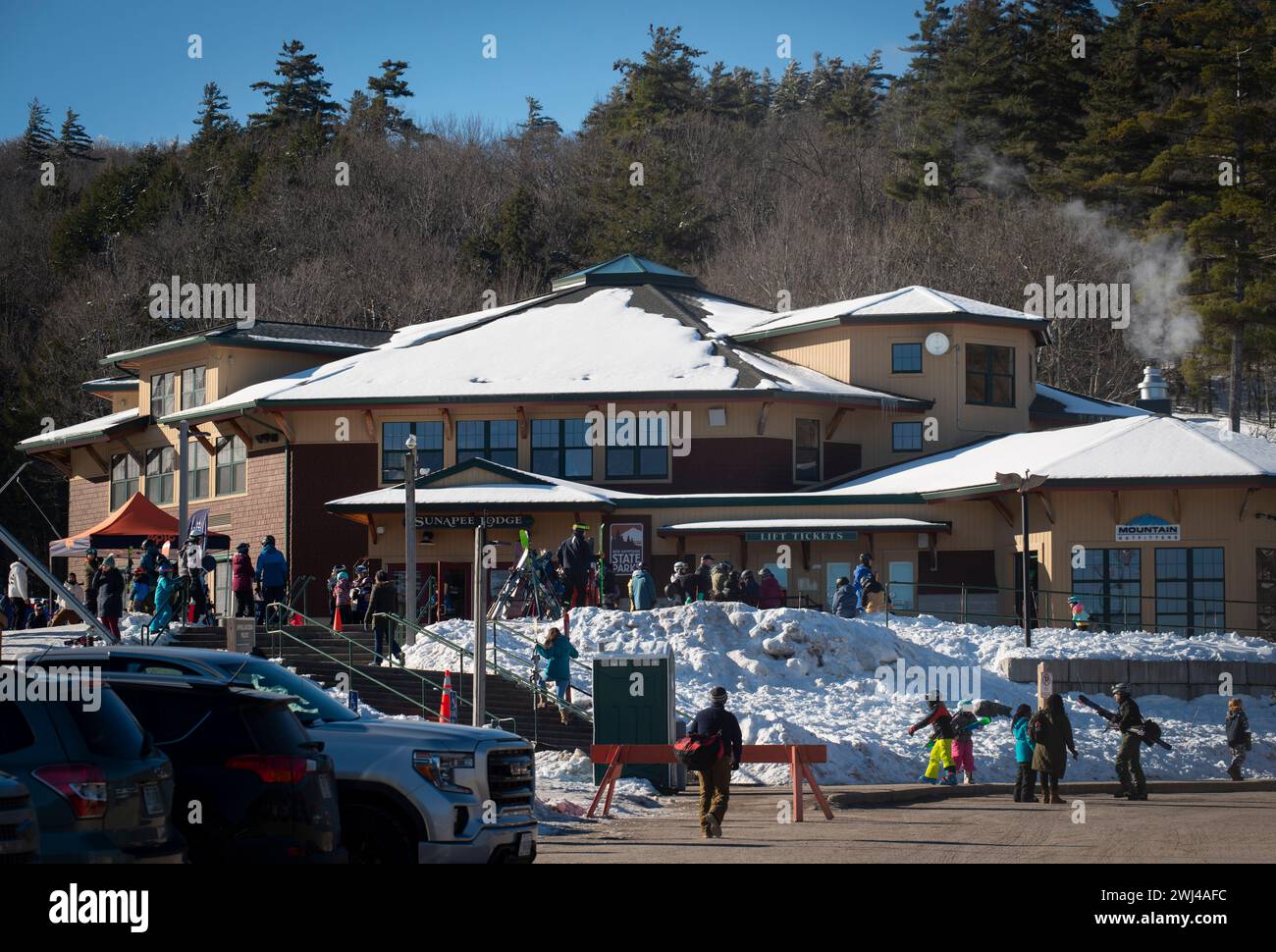 Sunapee Lodge at the base of the Mount Sunapee Ski area, Newbury, New Hampshire, USA.  Mount Sunapee is a large Alpine Ski area above Lake Sunapee in the U.S. State of New Hampshire 107 Miles (172km) Northwest of Boston Massachusetts. Stock Photo