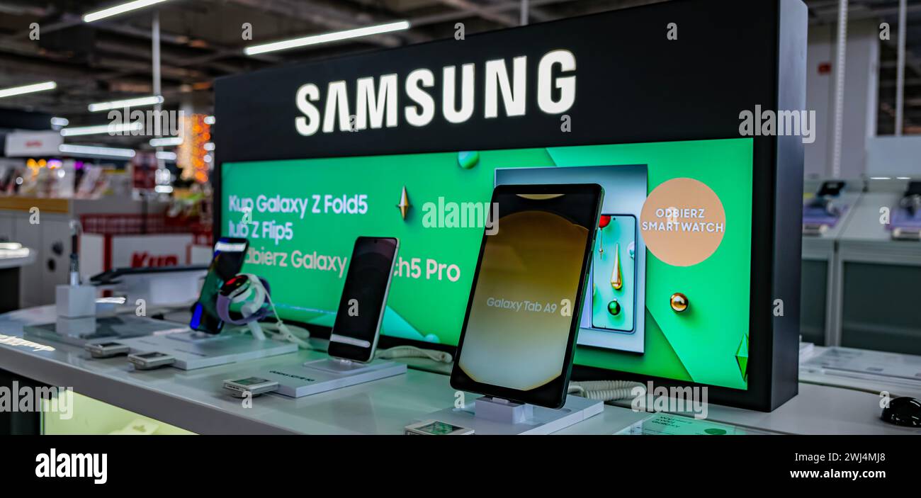 Samsung tablet store hi-res stock photography and images - Alamy