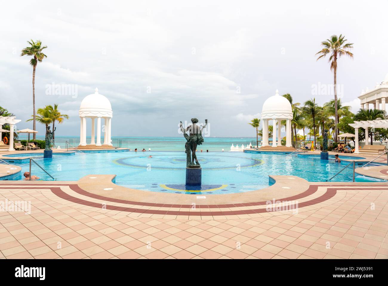 Cancun, Mexico - September 17, 2021: View with pool of beautiful Hotel Riu Palace Las Americas in the hotel zone of Cancun Stock Photo
