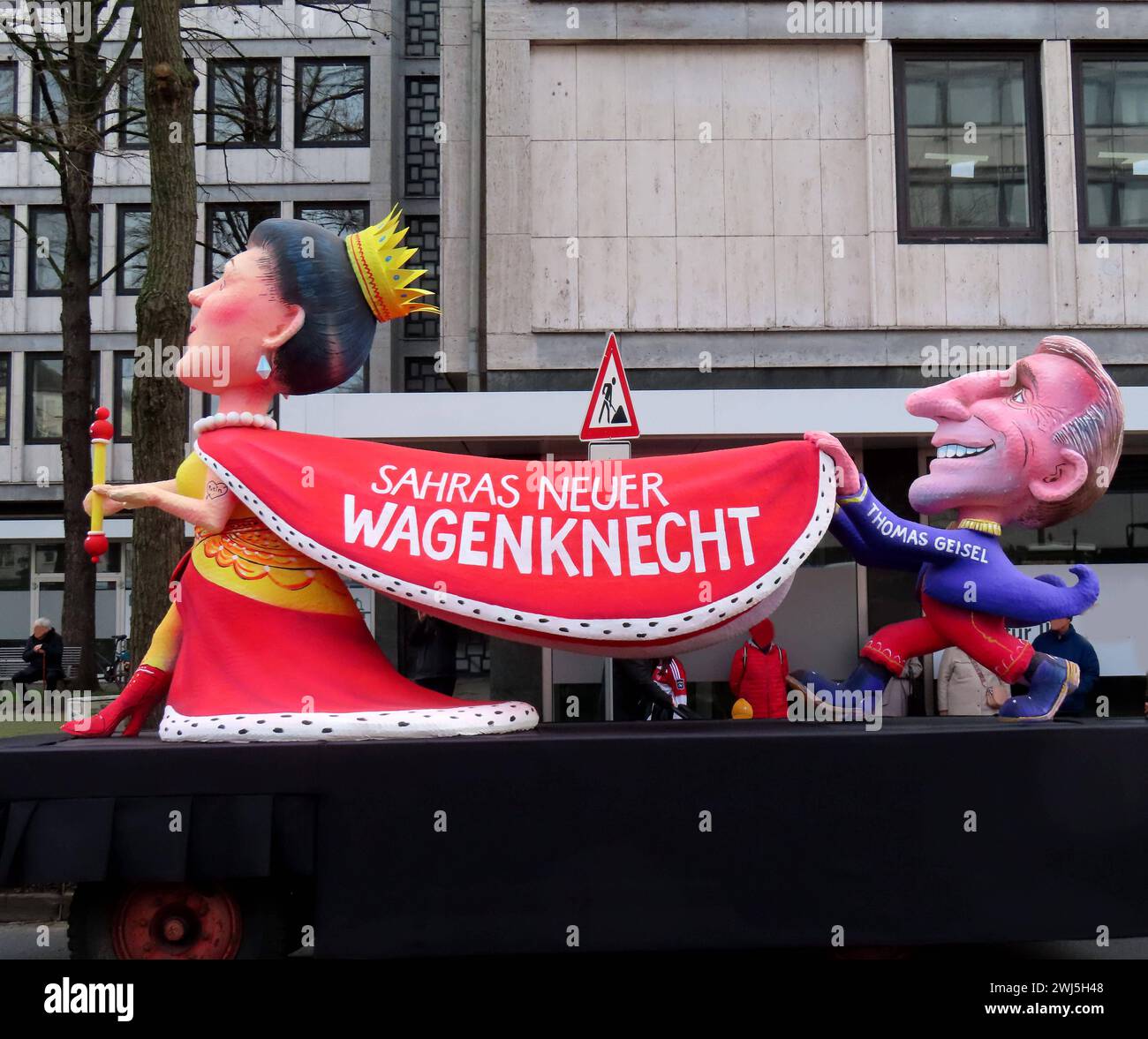 Fabelhaft - diese Karikatur - politische Satire mit Koenigin und Hofnarr Duesseldorf Karneval 2024 die Wagenknecht und ihre Geisel *** Fabulous this caricature political satire with queen and court jester Duesseldorf Carnival 2024 the Wagenknecht and her hostage Stock Photo